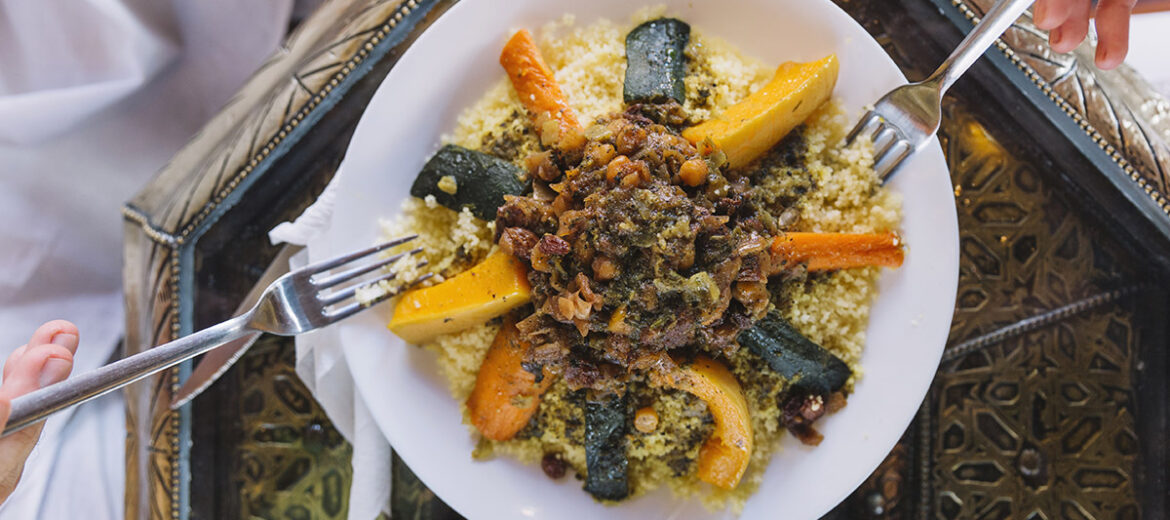 pur-safran-marocain-recette-sante-couscous-marocain-plat-mijote-a-la-sauce-safranee-table-traditionnelle