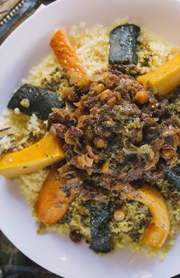 pur-safran-marocain-recette-sante-couscous-marocain-plat-mijote-a-la-sauce-safranee-table-traditionnelle